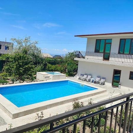 Apex Rest House Of 10 Rooms And Pool Erevan Esterno foto
