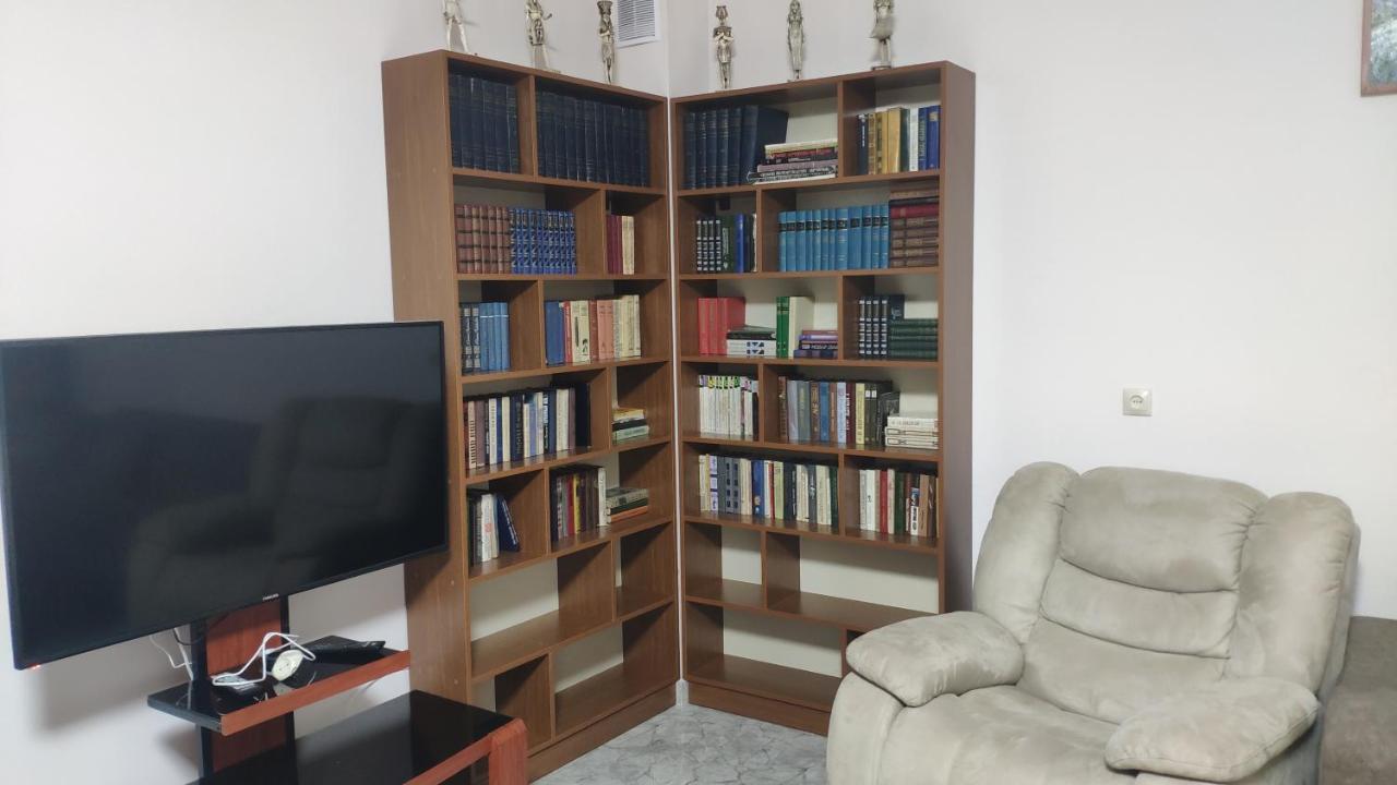 Apex Rest House Of 10 Rooms And Pool Erevan Esterno foto