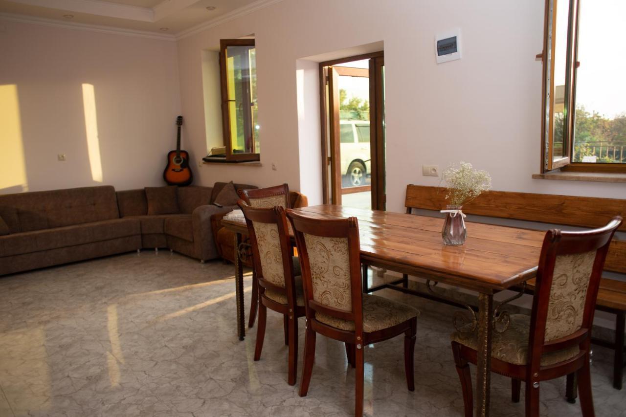 Apex Rest House Of 10 Rooms And Pool Erevan Esterno foto