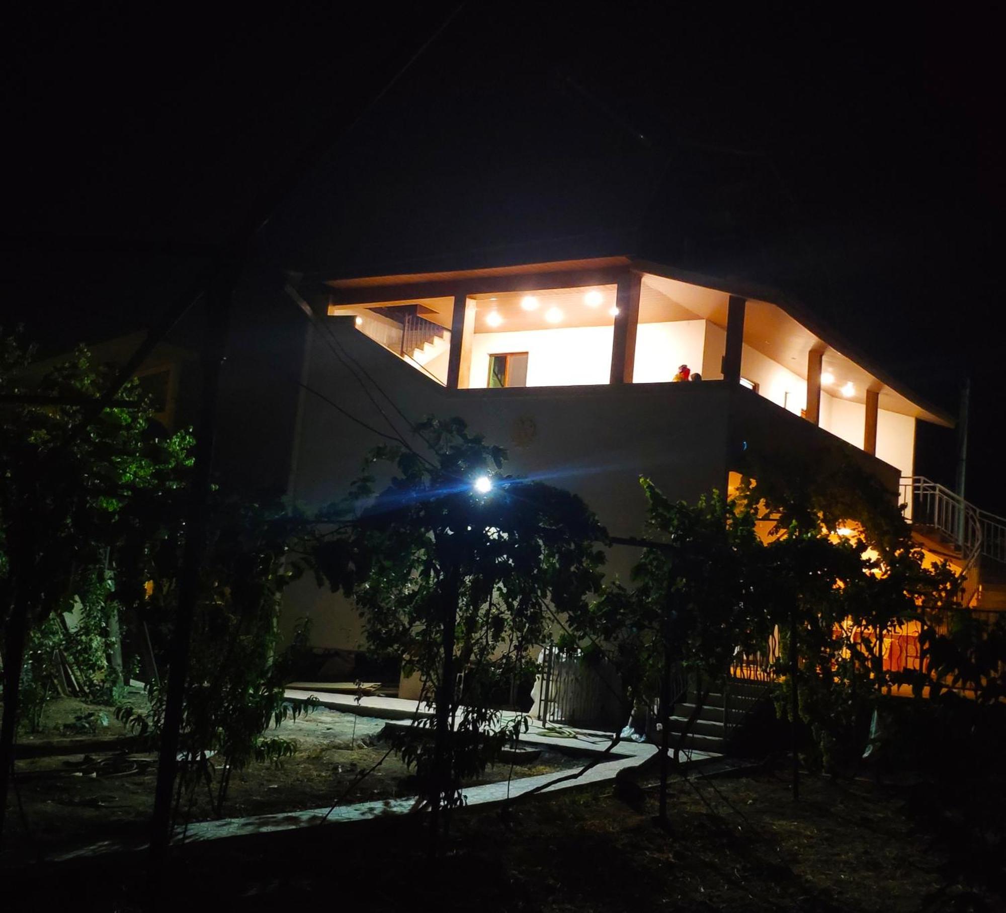 Apex Rest House Of 10 Rooms And Pool Erevan Esterno foto
