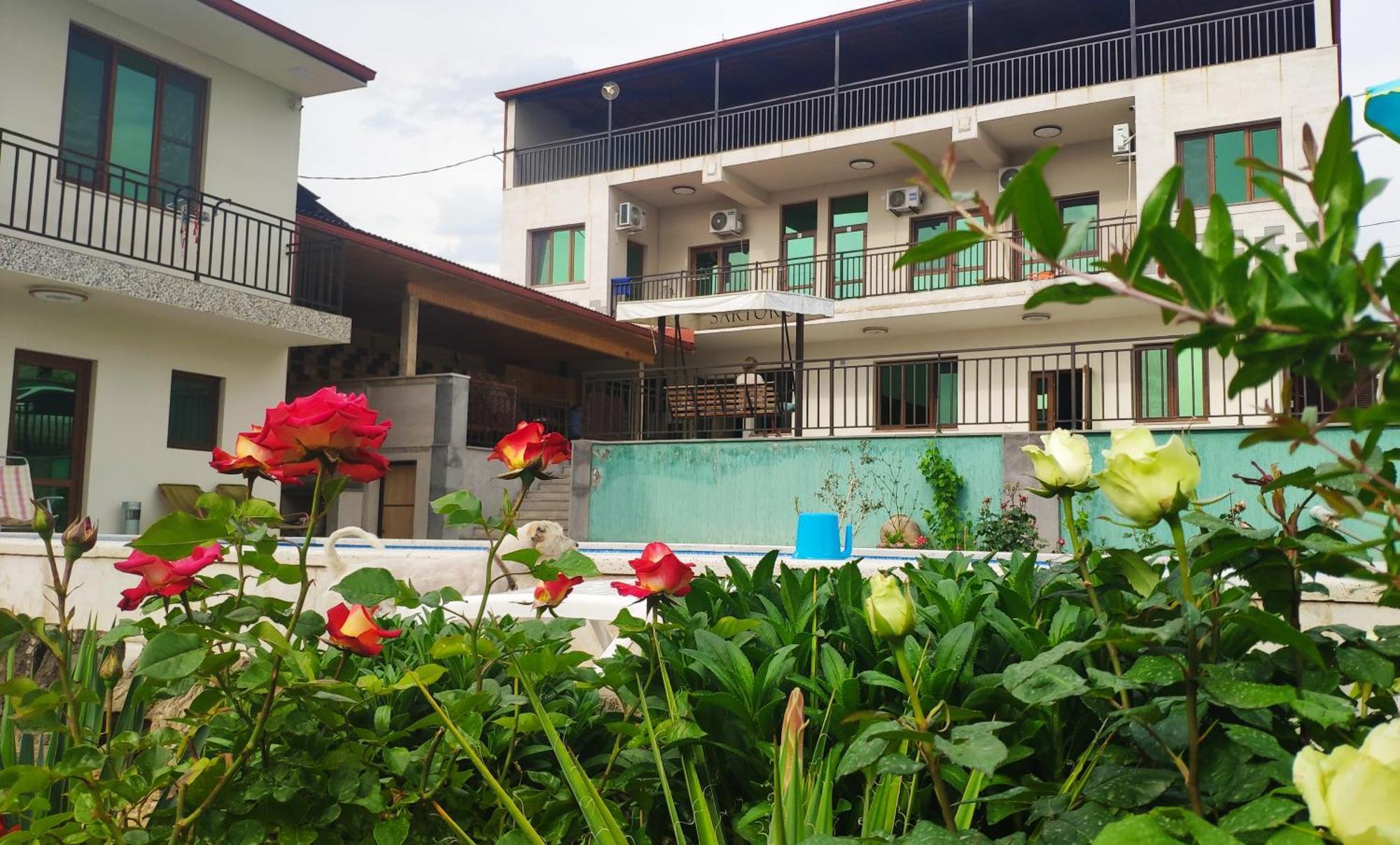 Apex Rest House Of 10 Rooms And Pool Erevan Esterno foto