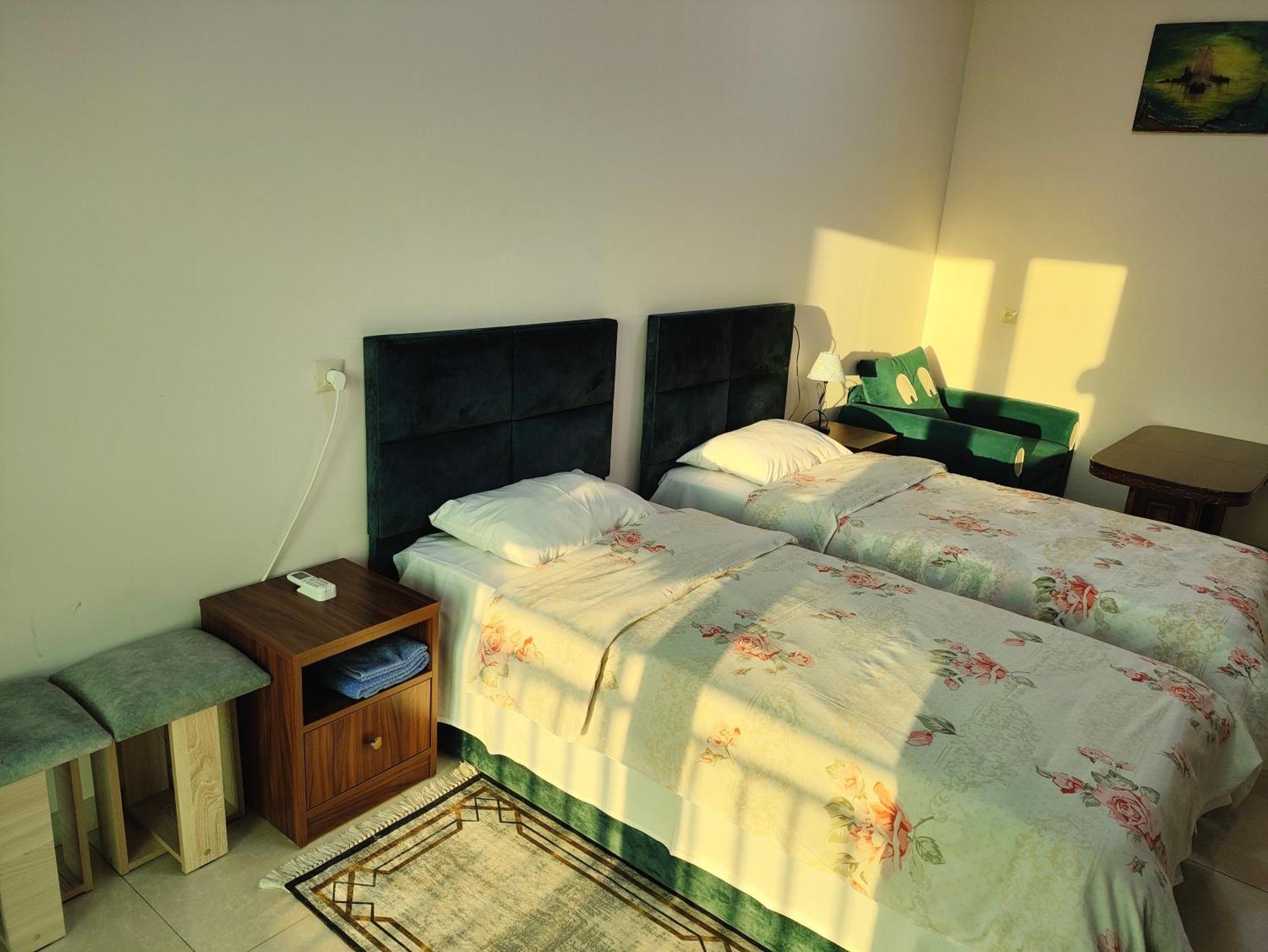 Apex Rest House Of 10 Rooms And Pool Erevan Esterno foto