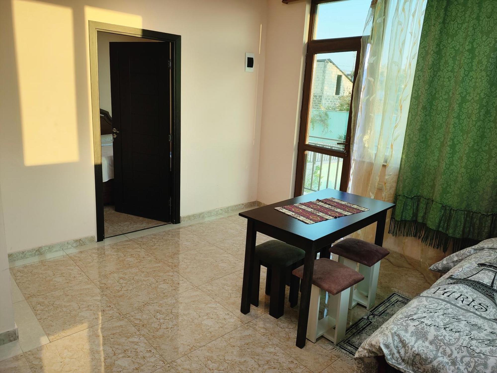 Apex Rest House Of 10 Rooms And Pool Erevan Esterno foto