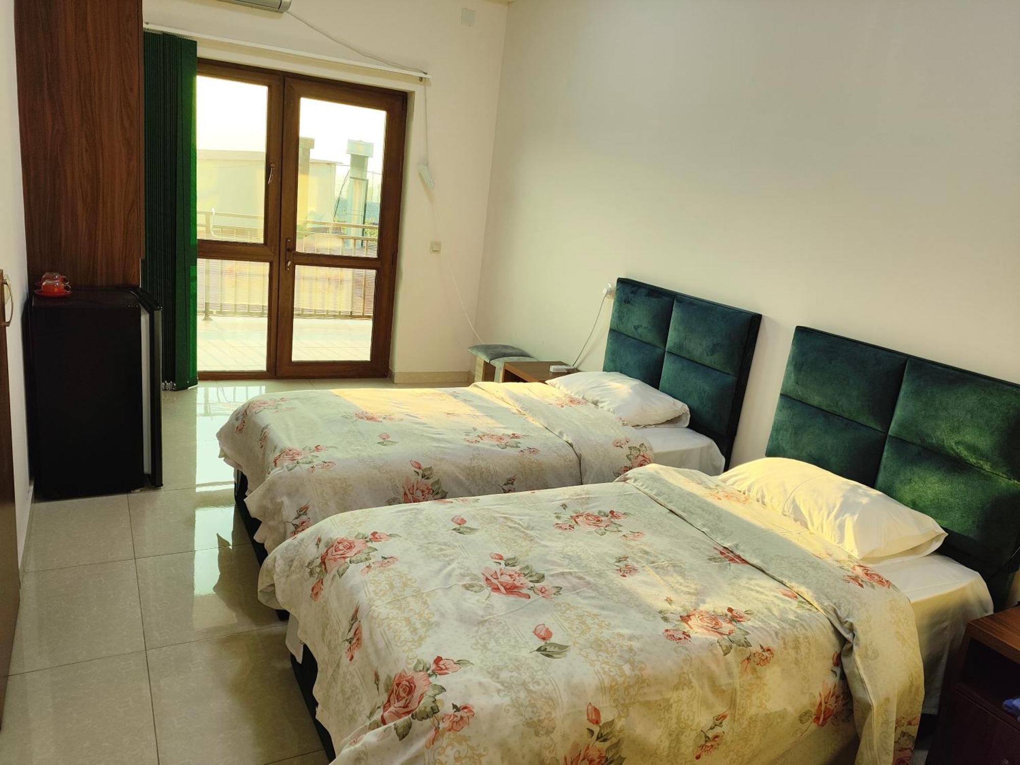 Apex Rest House Of 10 Rooms And Pool Erevan Esterno foto