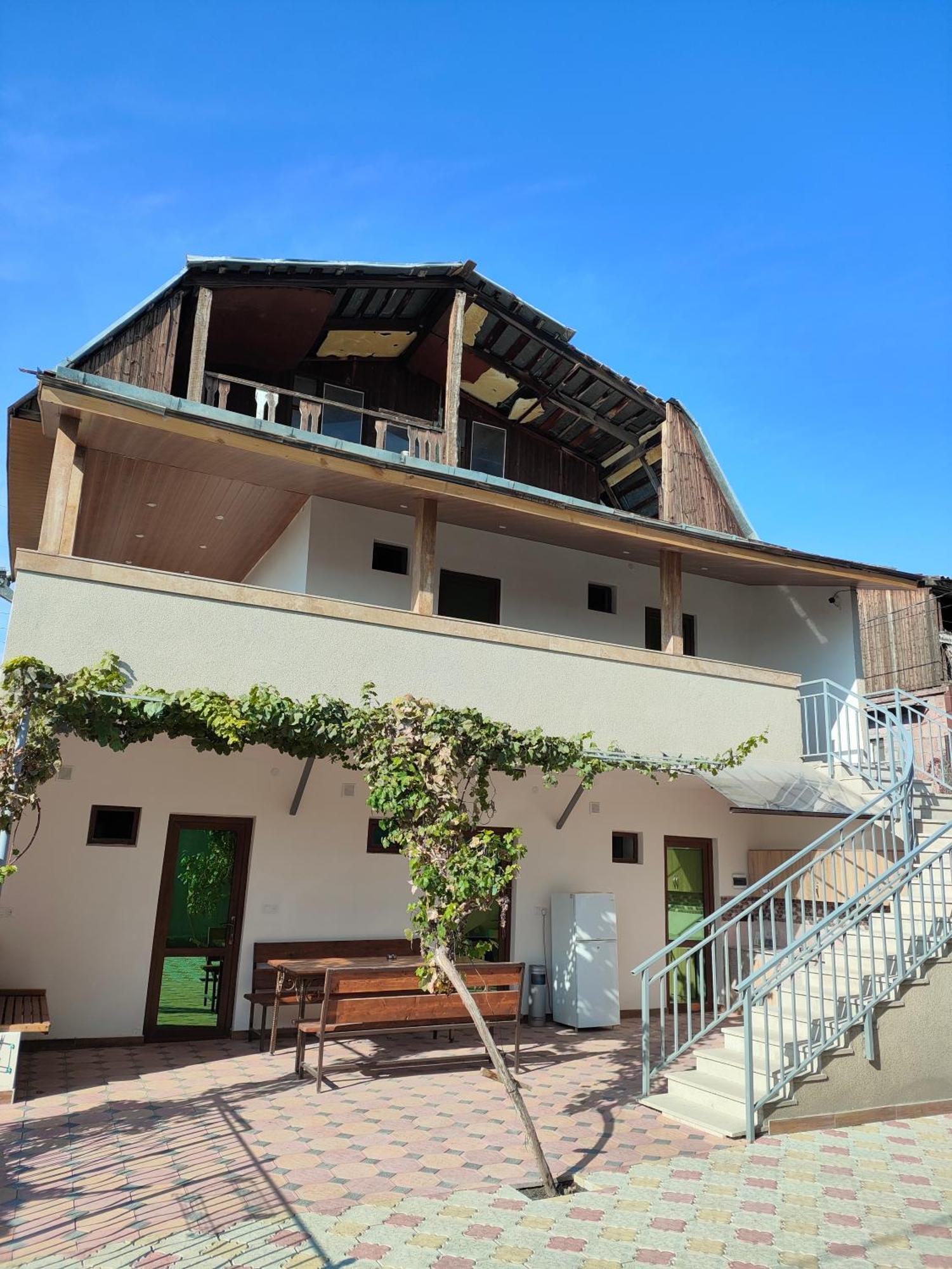 Apex Rest House Of 10 Rooms And Pool Erevan Esterno foto