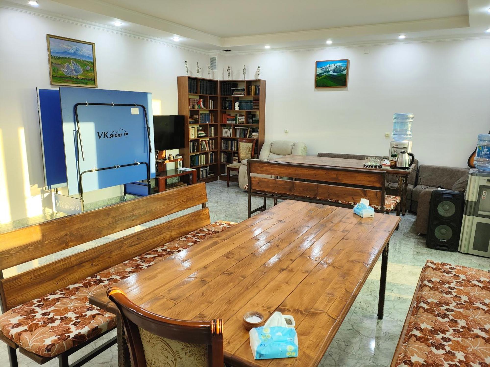 Apex Rest House Of 10 Rooms And Pool Erevan Esterno foto