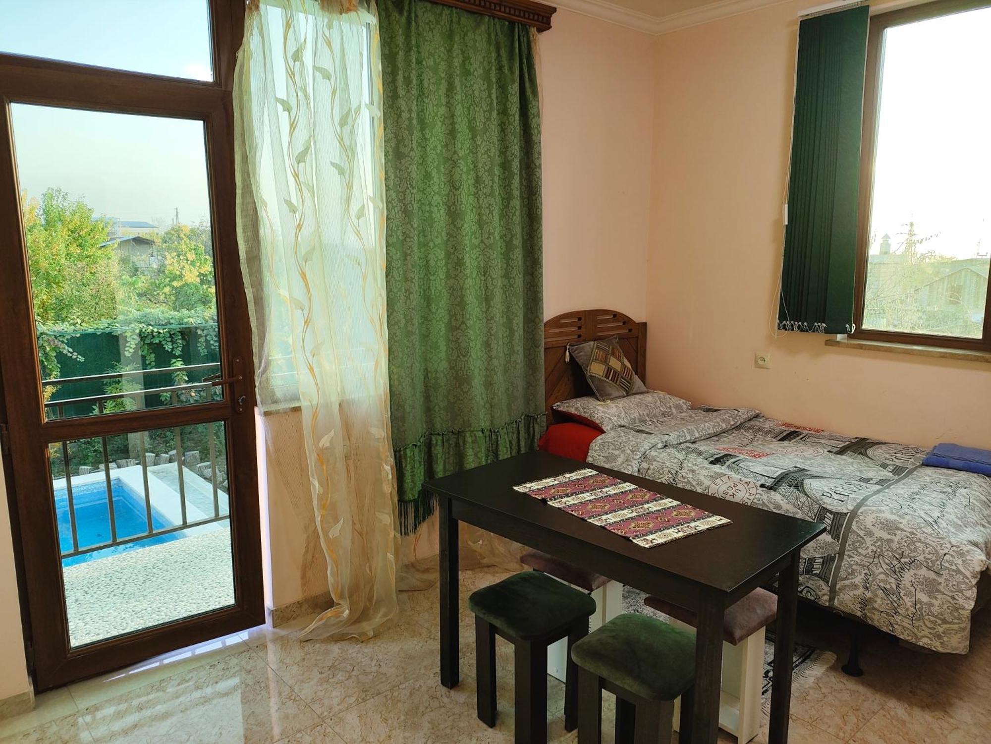 Apex Rest House Of 10 Rooms And Pool Erevan Esterno foto