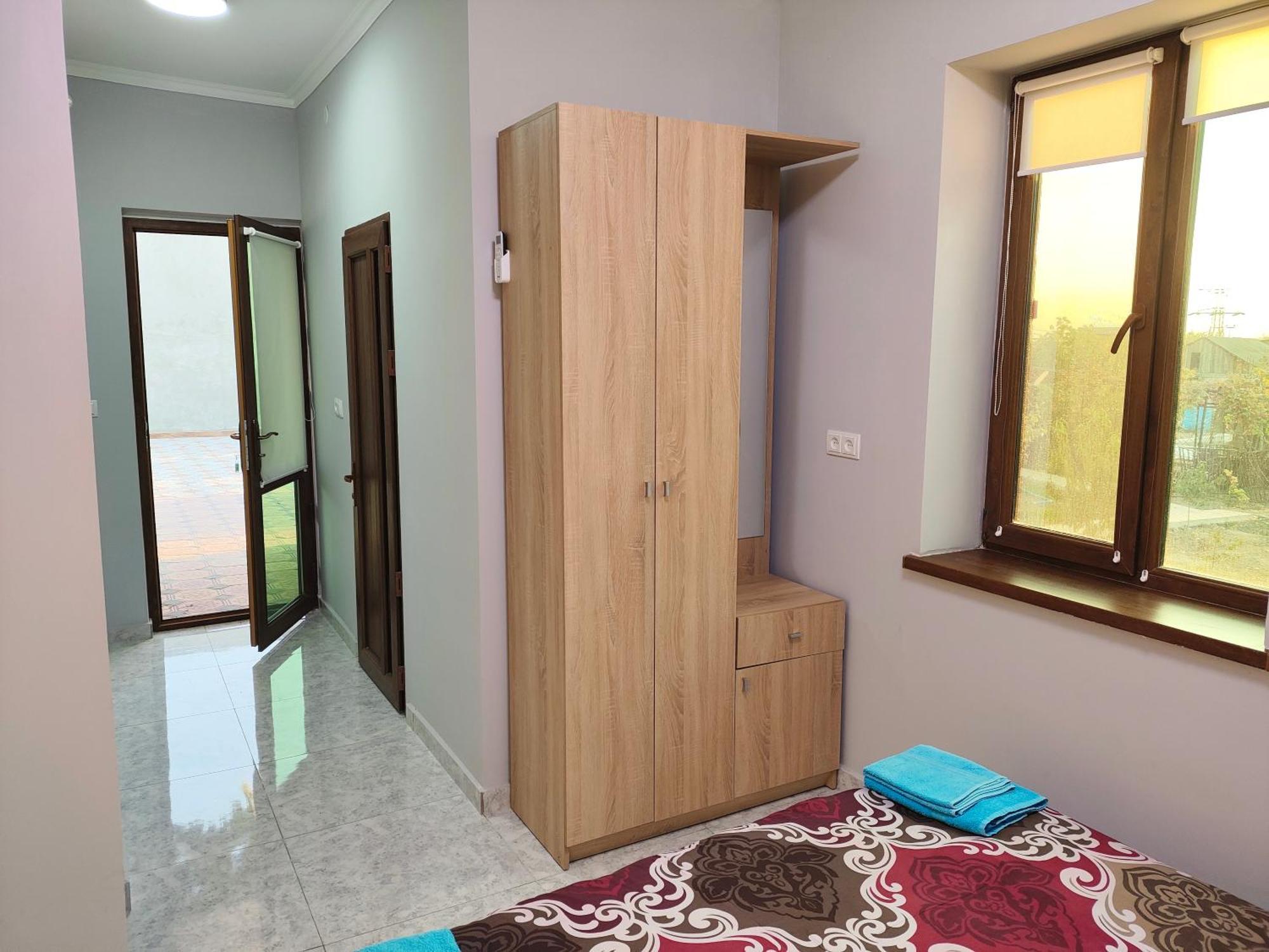 Apex Rest House Of 10 Rooms And Pool Erevan Esterno foto