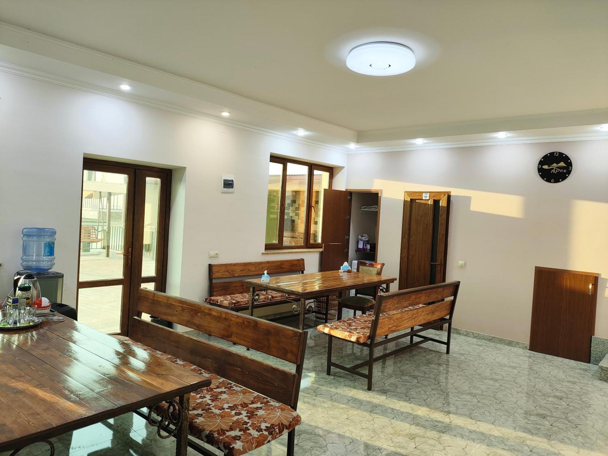 Apex Rest House Of 10 Rooms And Pool Erevan Esterno foto