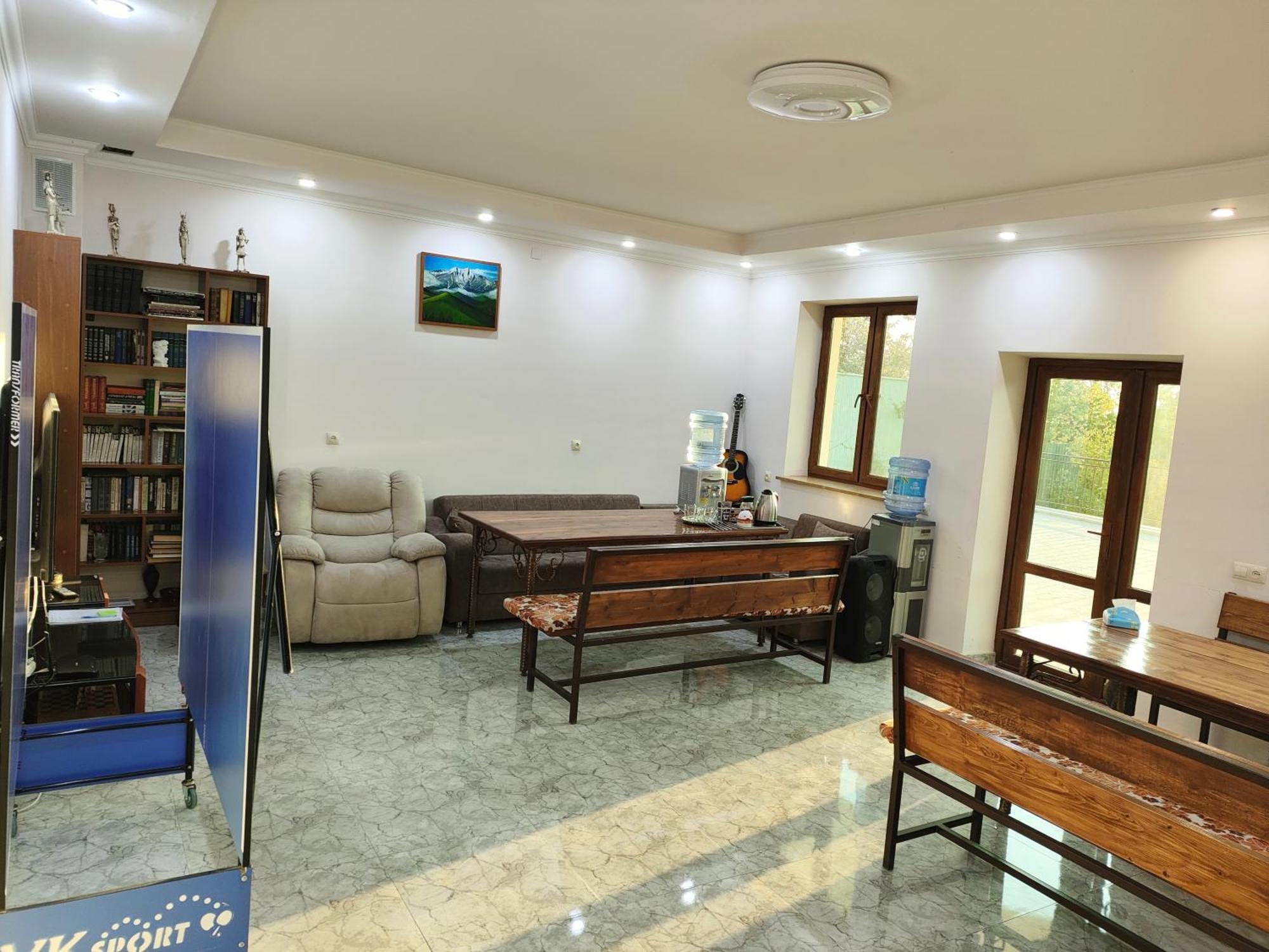 Apex Rest House Of 10 Rooms And Pool Erevan Esterno foto