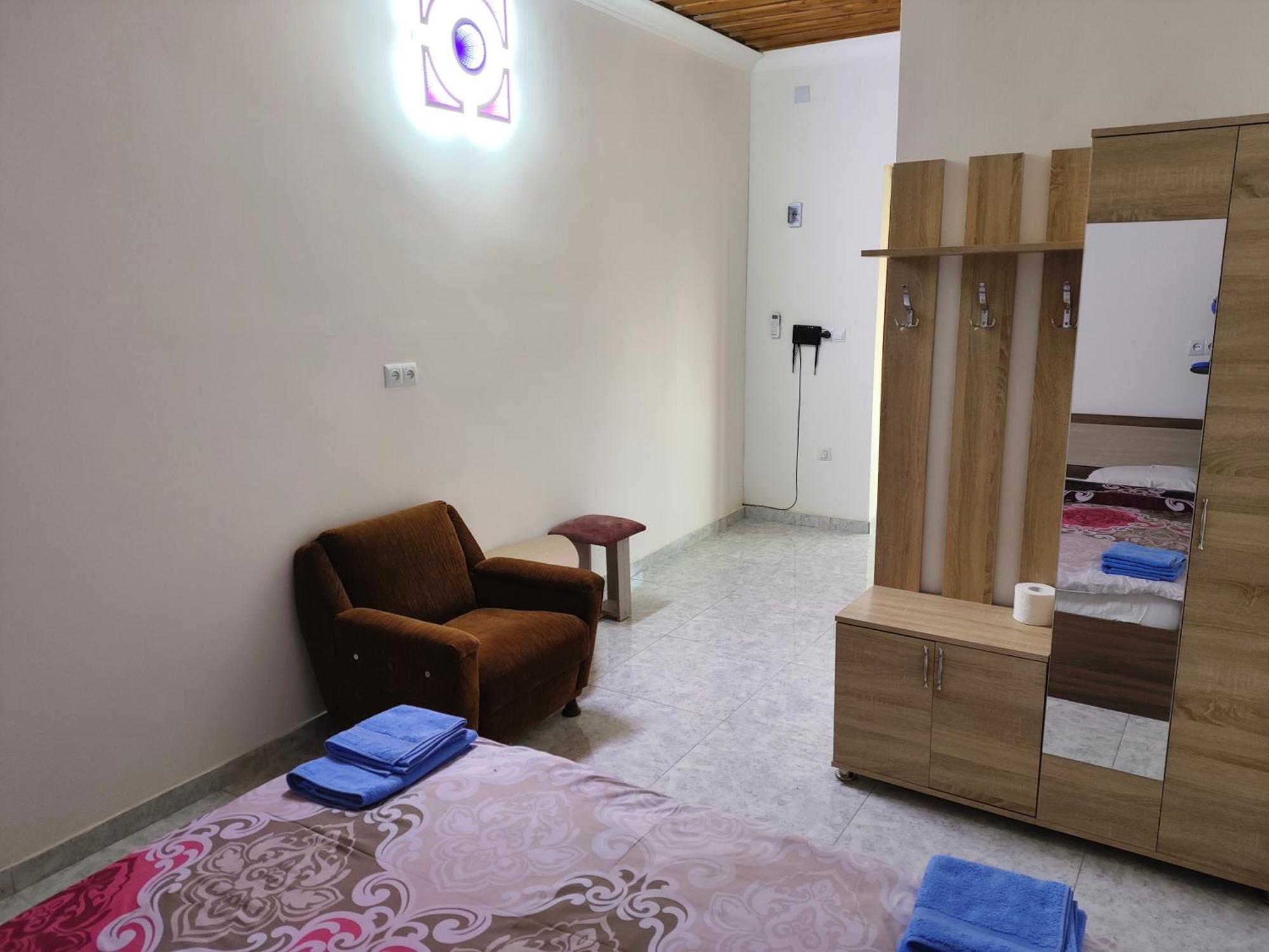 Apex Rest House Of 10 Rooms And Pool Erevan Esterno foto