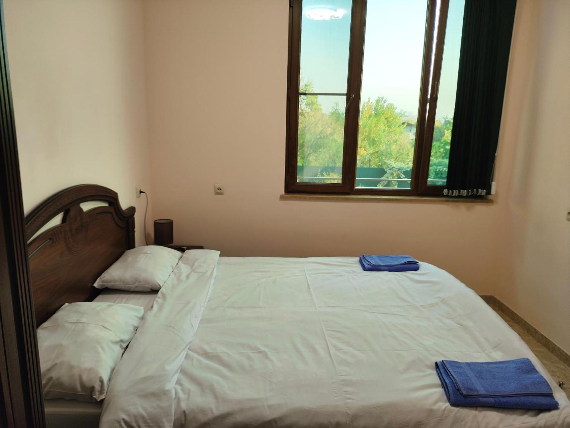 Apex Rest House Of 10 Rooms And Pool Erevan Esterno foto