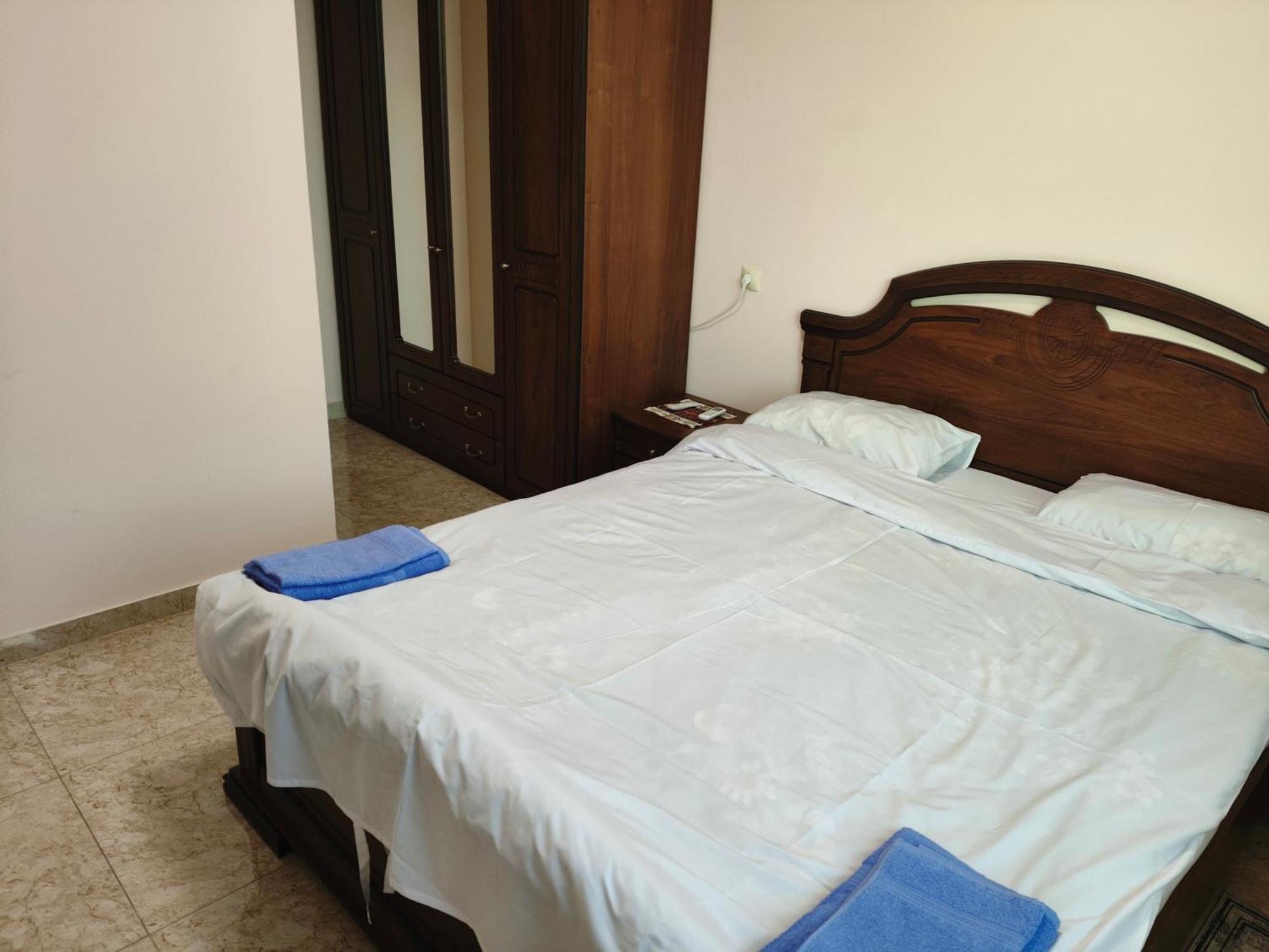 Apex Rest House Of 10 Rooms And Pool Erevan Esterno foto