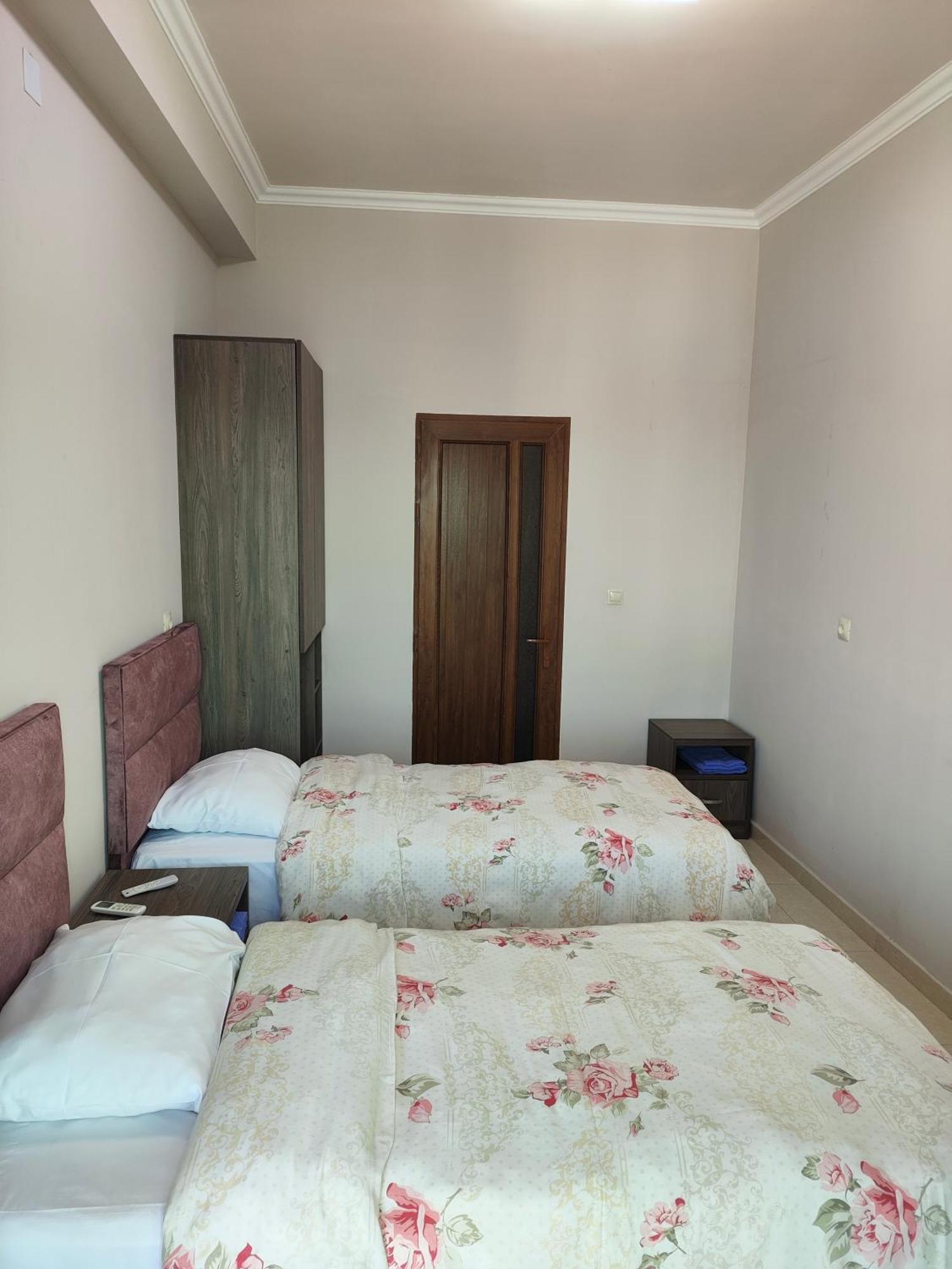 Apex Rest House Of 10 Rooms And Pool Erevan Esterno foto