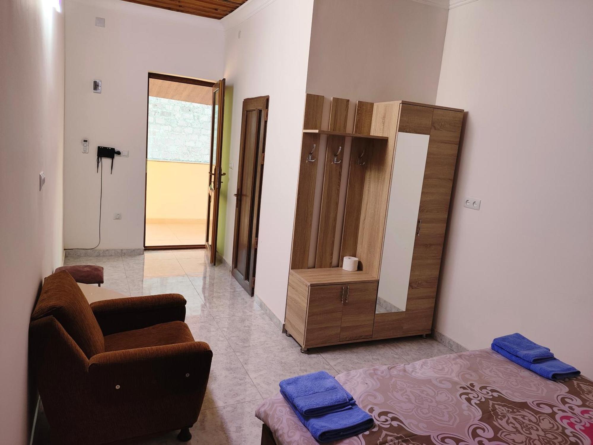 Apex Rest House Of 10 Rooms And Pool Erevan Esterno foto