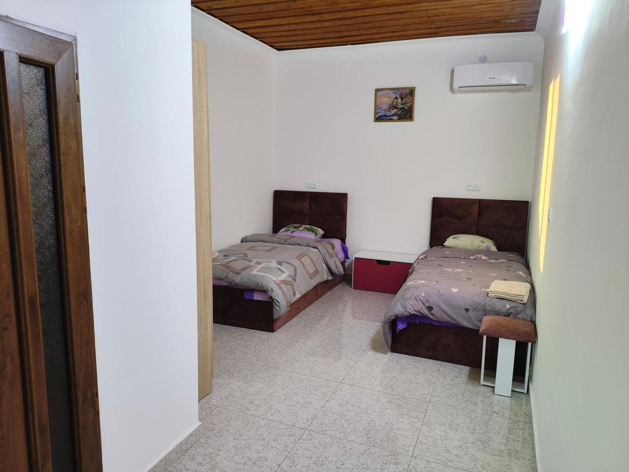 Apex Rest House Of 10 Rooms And Pool Erevan Esterno foto