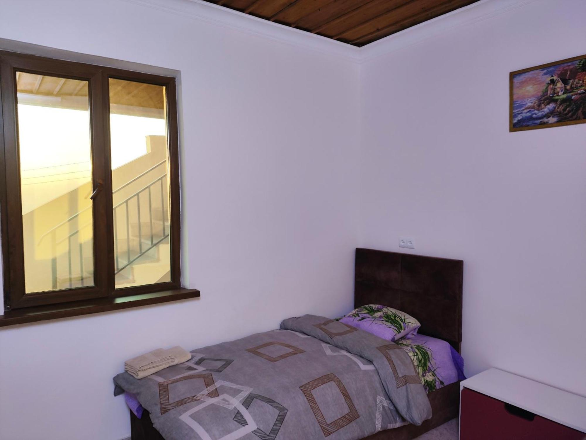 Apex Rest House Of 10 Rooms And Pool Erevan Esterno foto