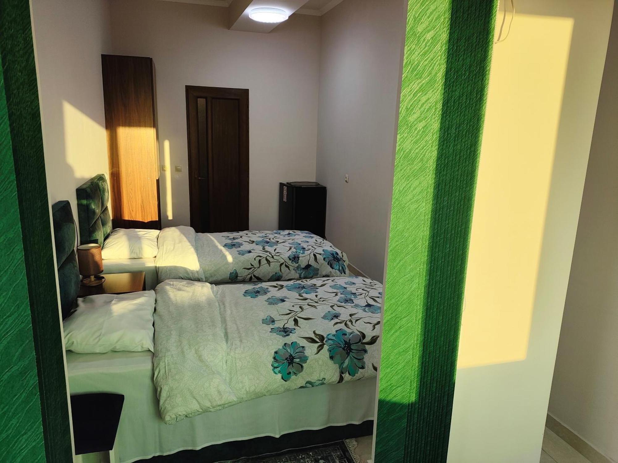 Apex Rest House Of 10 Rooms And Pool Erevan Esterno foto