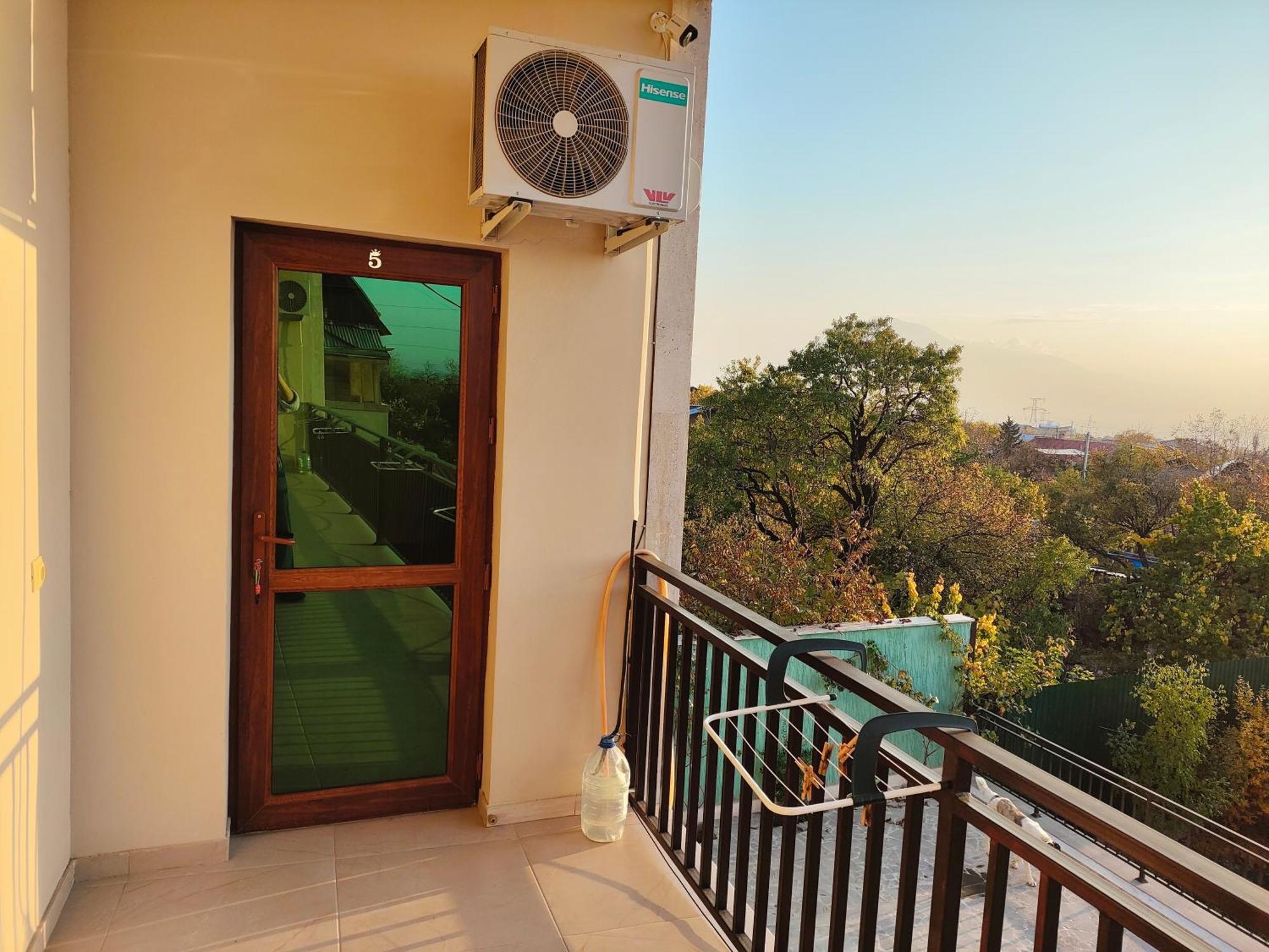 Apex Rest House Of 10 Rooms And Pool Erevan Esterno foto
