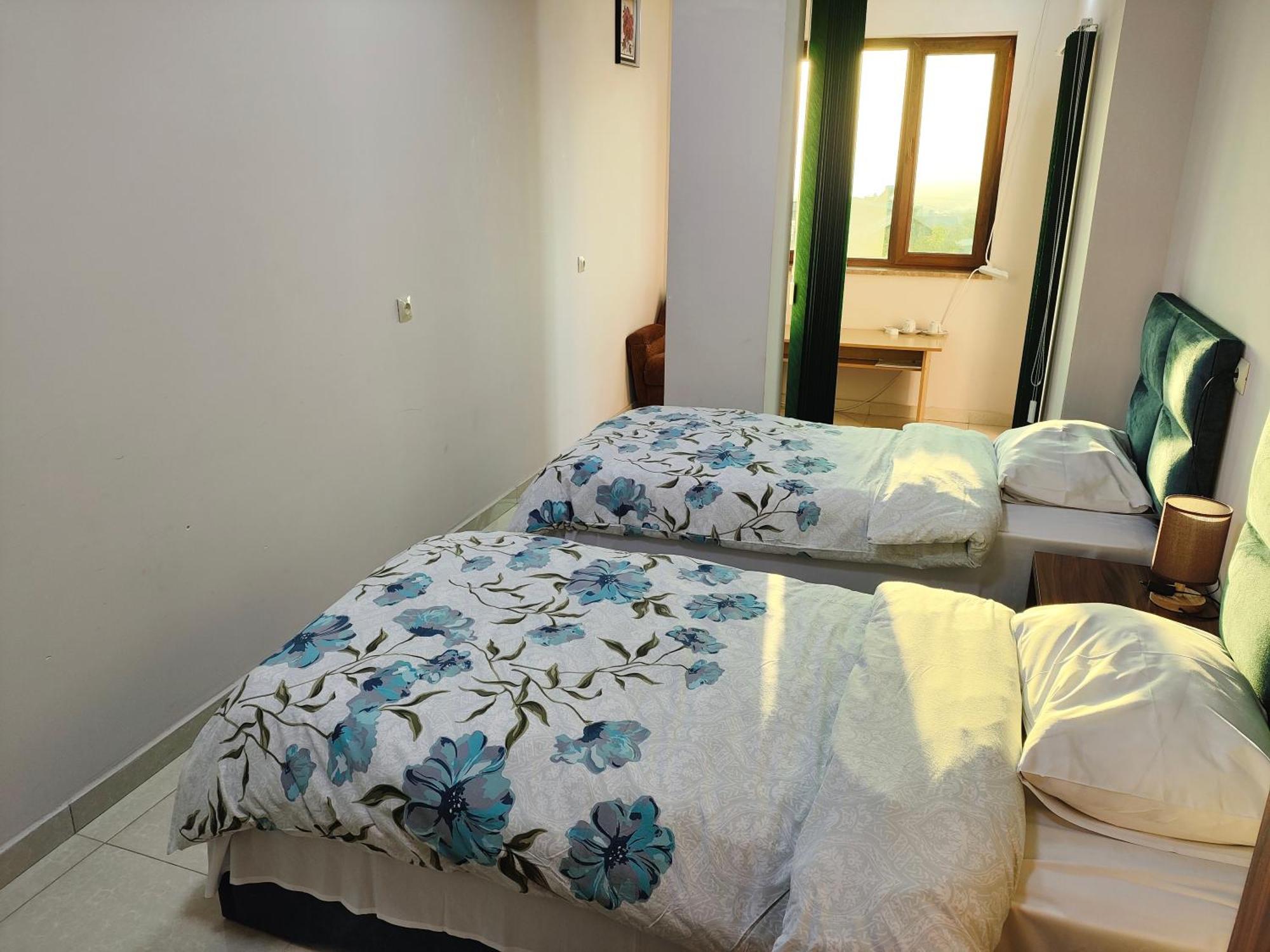Apex Rest House Of 10 Rooms And Pool Erevan Esterno foto