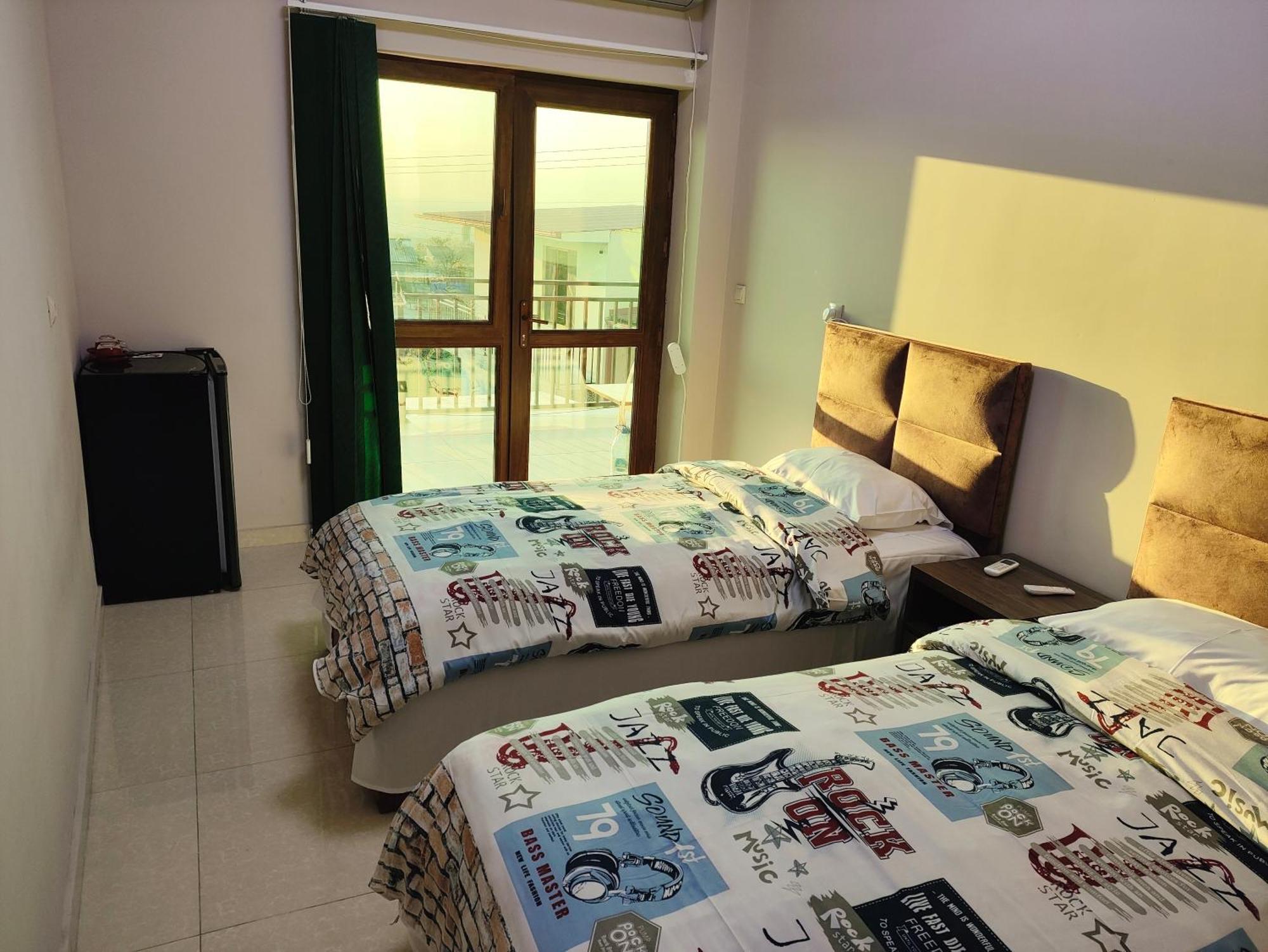 Apex Rest House Of 10 Rooms And Pool Erevan Esterno foto