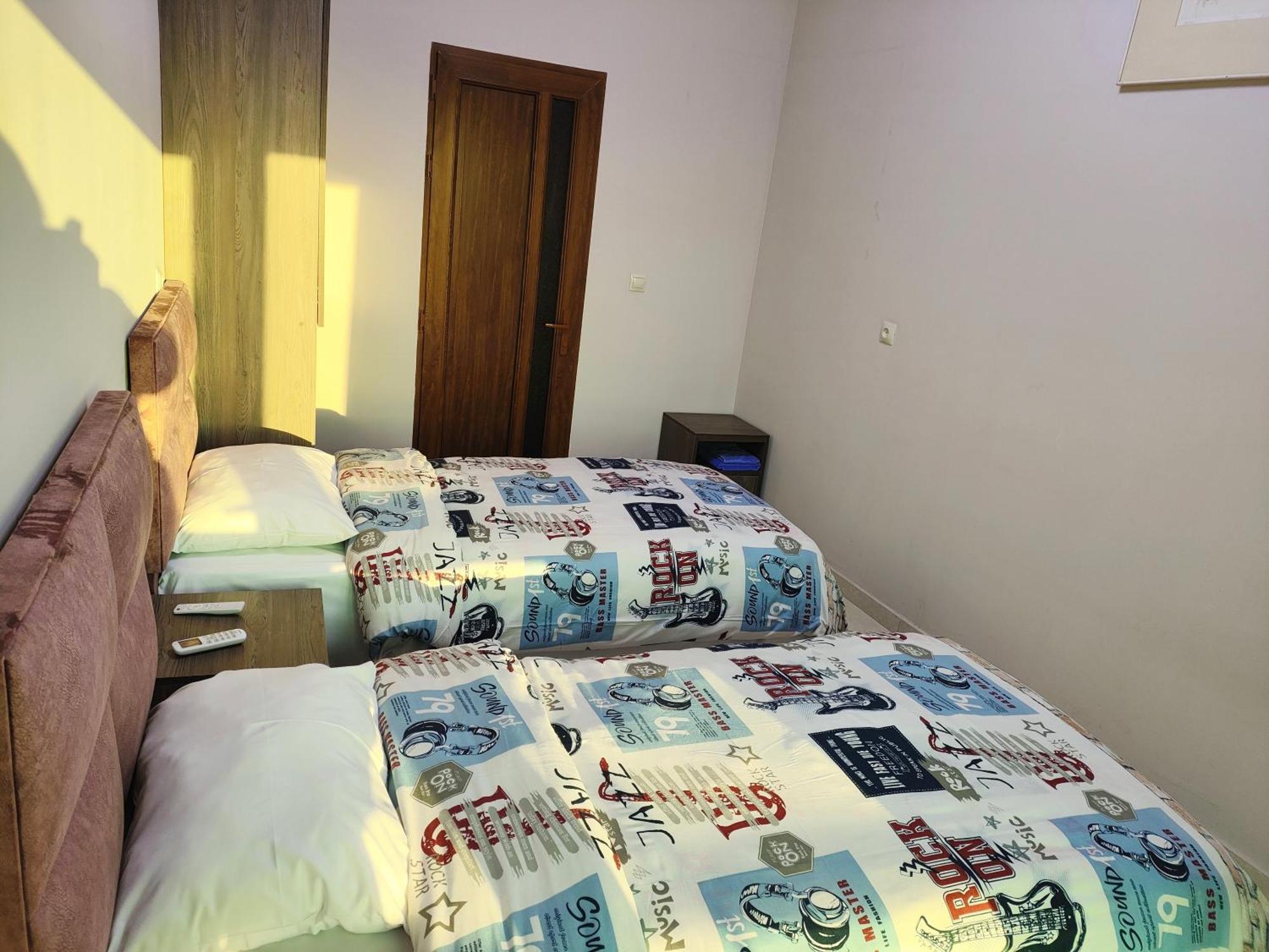Apex Rest House Of 10 Rooms And Pool Erevan Esterno foto