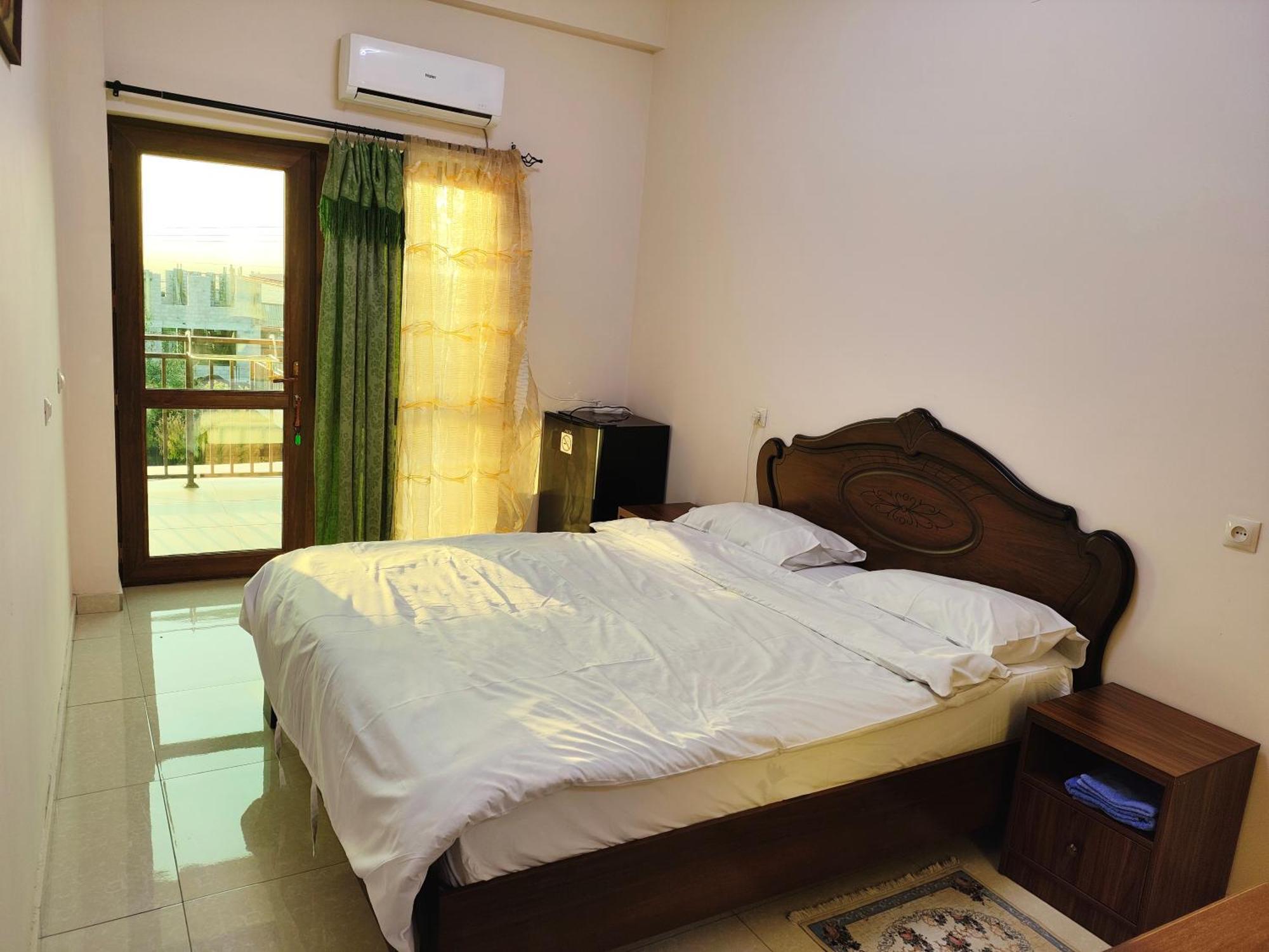 Apex Rest House Of 10 Rooms And Pool Erevan Esterno foto
