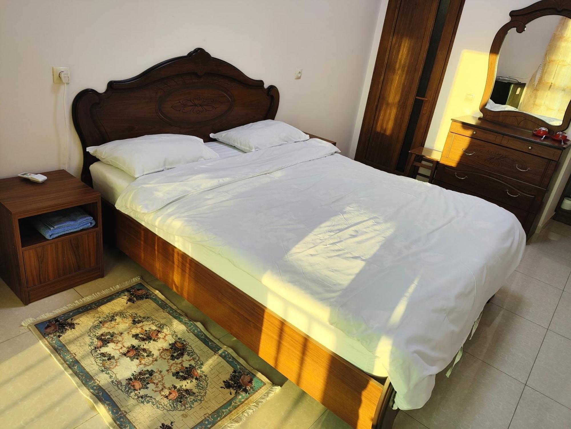 Apex Rest House Of 10 Rooms And Pool Erevan Esterno foto
