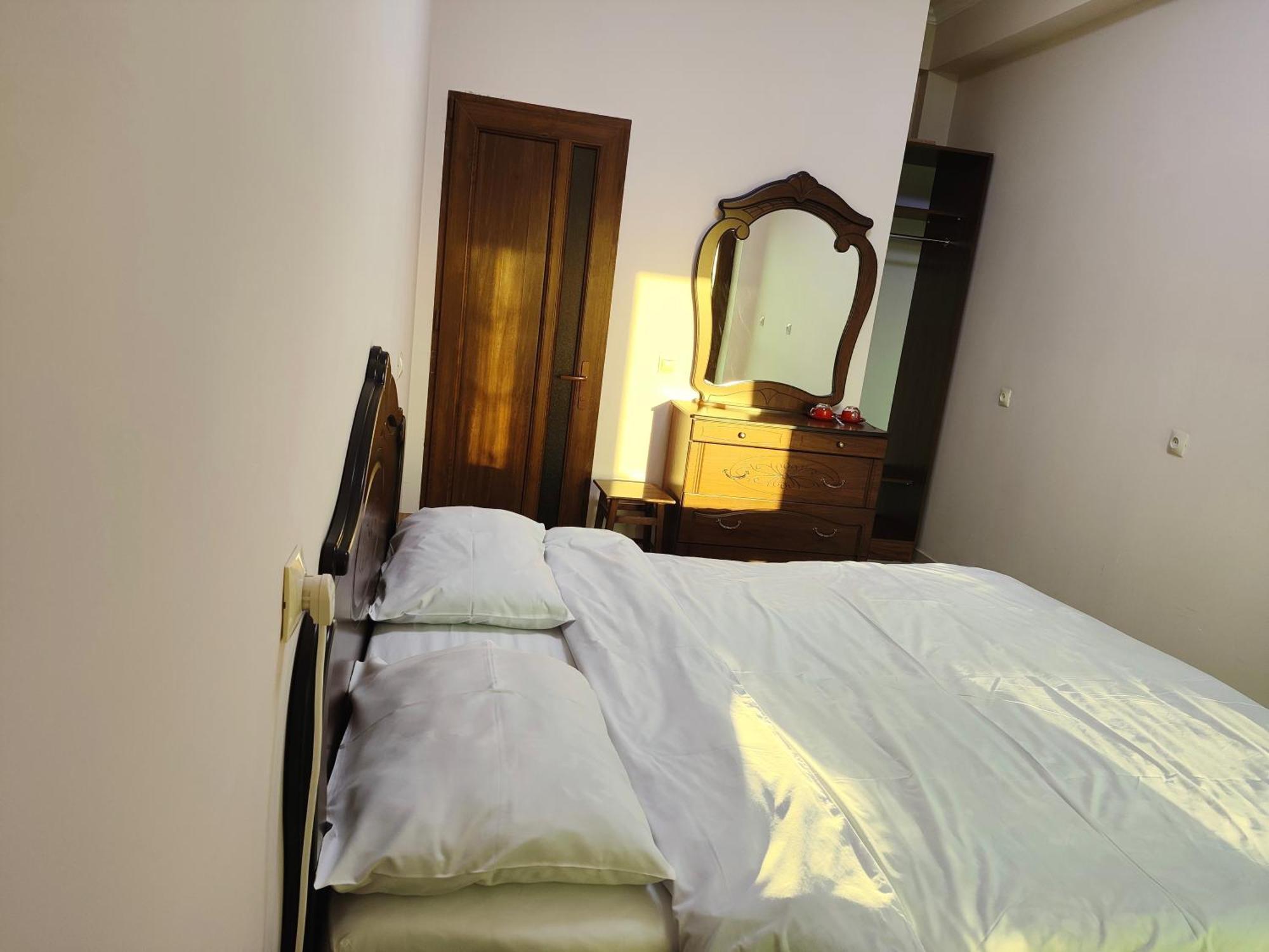 Apex Rest House Of 10 Rooms And Pool Erevan Esterno foto