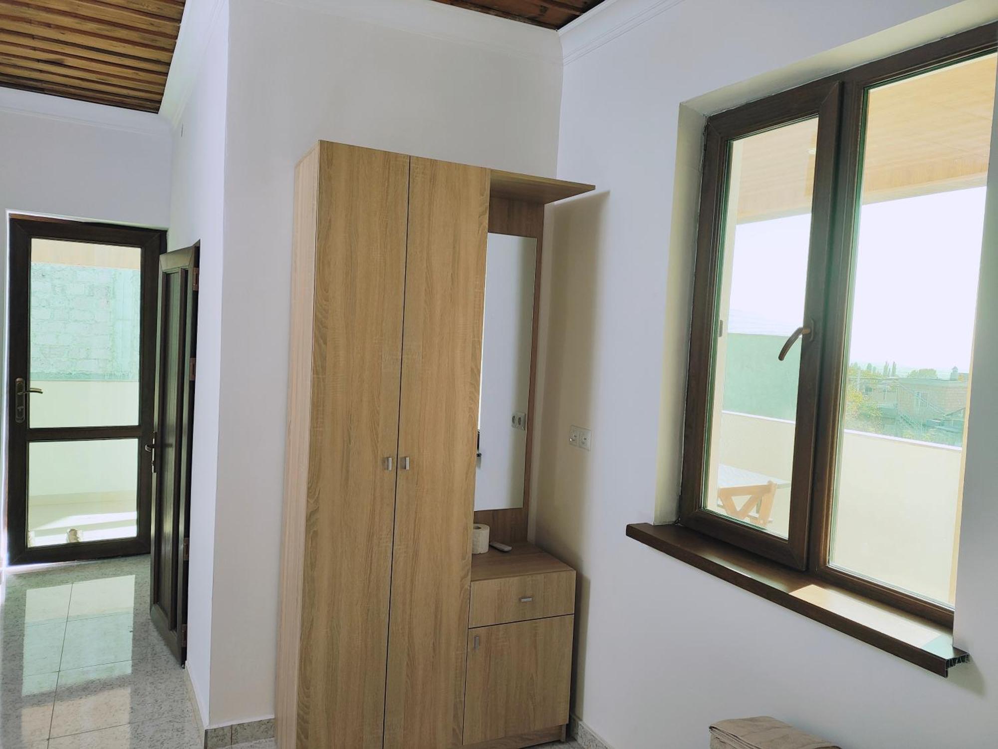 Apex Rest House Of 10 Rooms And Pool Erevan Esterno foto