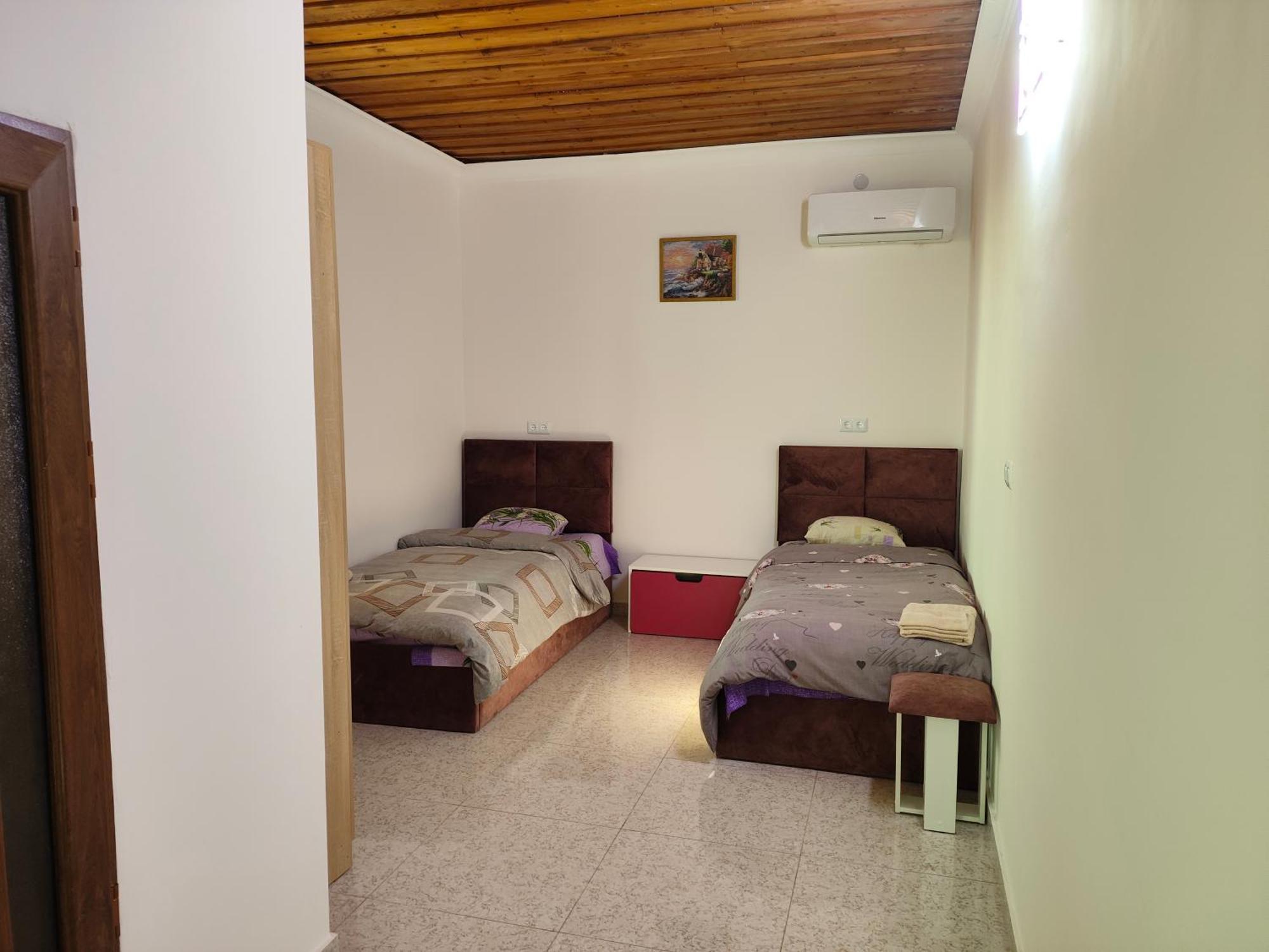 Apex Rest House Of 10 Rooms And Pool Erevan Esterno foto