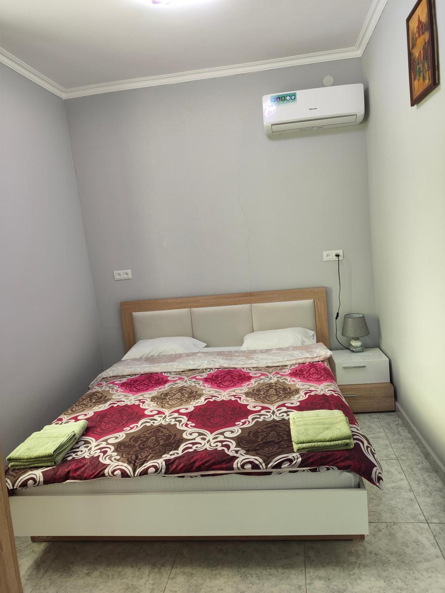 Apex Rest House Of 10 Rooms And Pool Erevan Camera foto