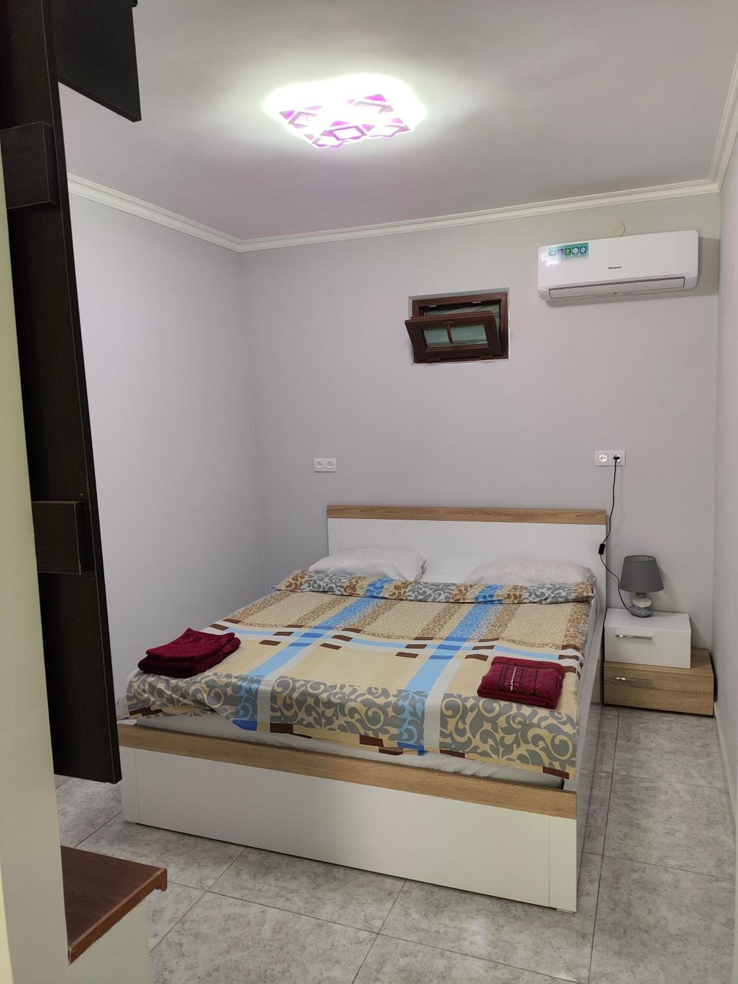 Apex Rest House Of 10 Rooms And Pool Erevan Esterno foto