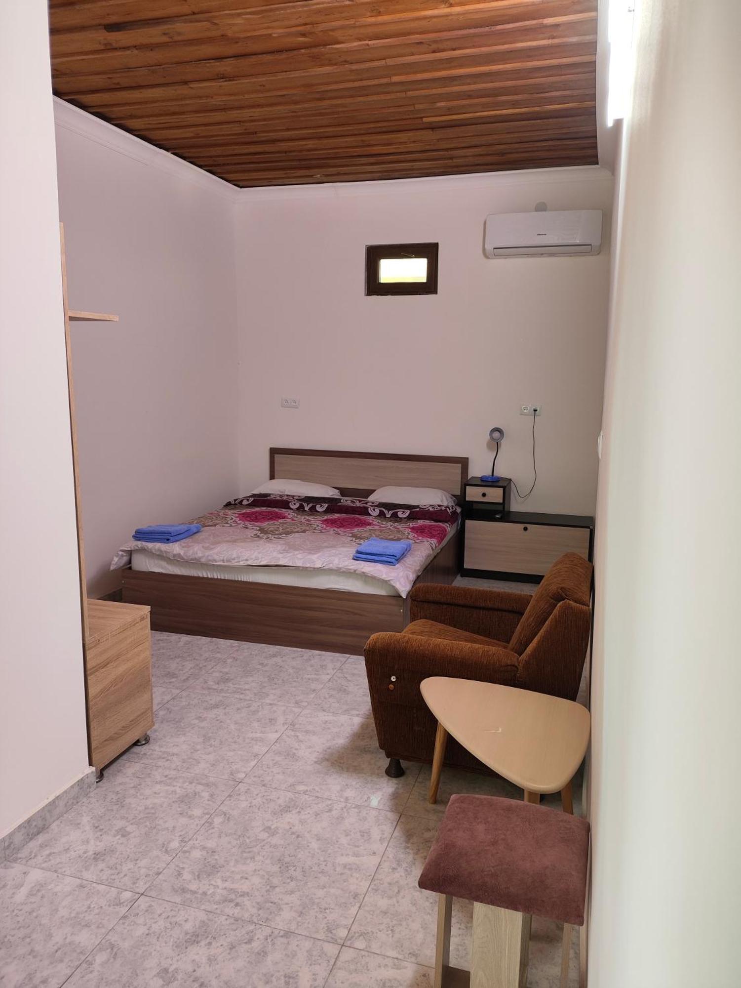 Apex Rest House Of 10 Rooms And Pool Erevan Camera foto