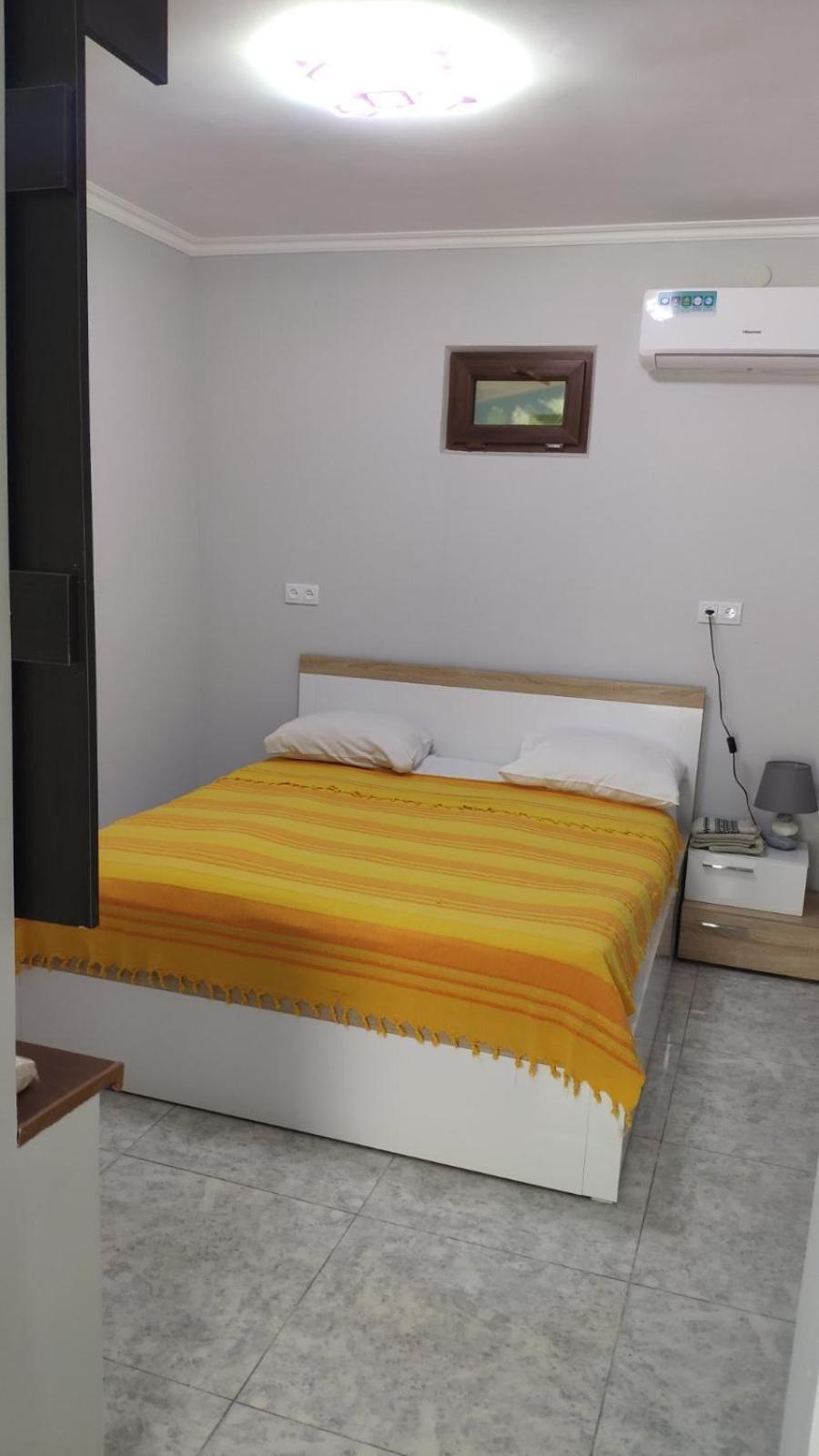 Apex Rest House Of 10 Rooms And Pool Erevan Esterno foto
