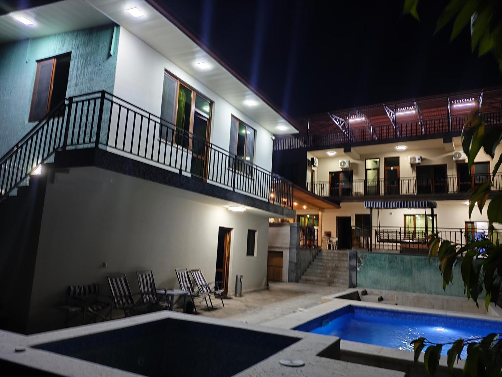 Apex Rest House Of 10 Rooms And Pool Erevan Esterno foto