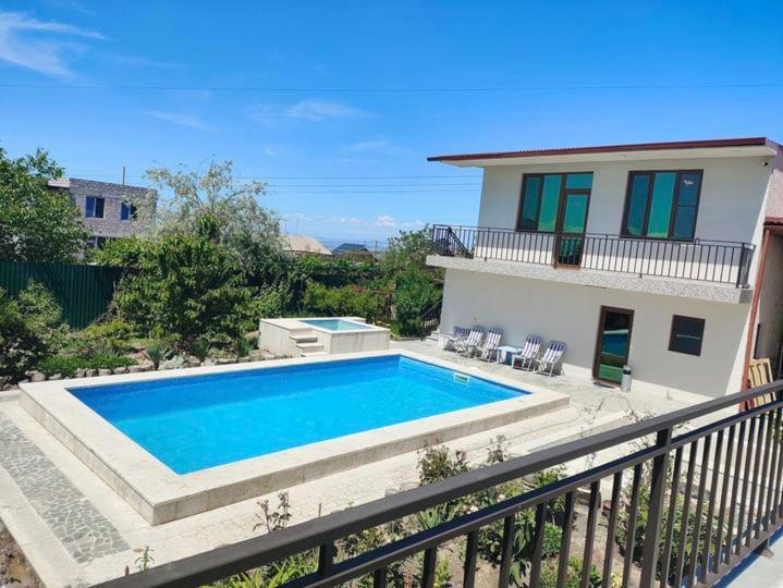 Apex Rest House Of 10 Rooms And Pool Erevan Esterno foto